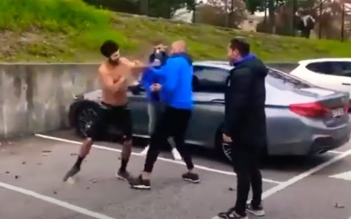 Líder dos Super Dragões faz de árbitro em luta de rua Líder dos Super Dragões faz de árbitro em luta de rua