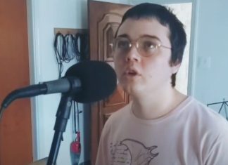 Menino com autismo faz sucesso na Internet a cantar clássico do rock