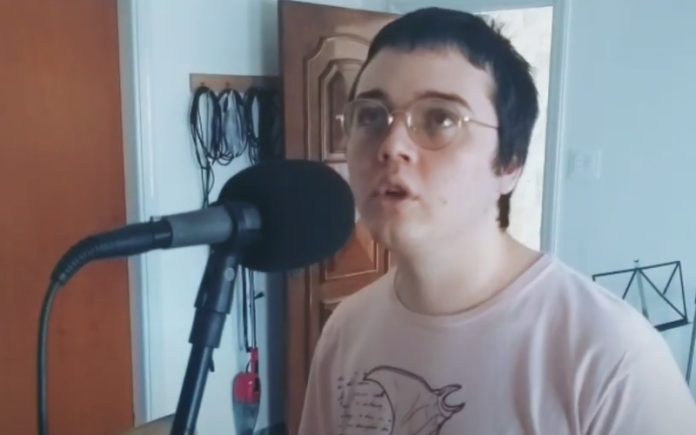 Menino com autismo faz sucesso na Internet a cantar clássico do rock Menino com autismo faz sucesso na Internet a cantar clássico do rock