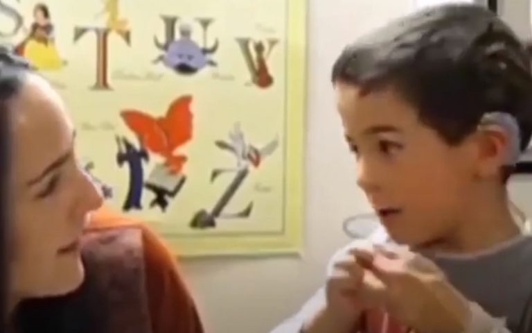 Menino fica comovido ao ouvir a voz da sua mãe pela primeira vez