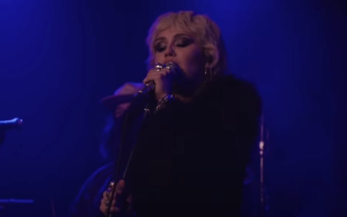 Miley Cyrus é elogiada pelos The Cranberries depois de interpretação de “Zombie”