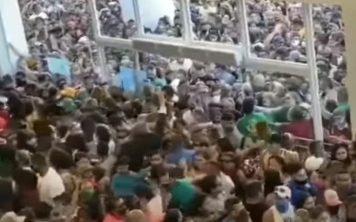 Milhares de pessoas juntam-se em inauguração da loja Havan no Brasil Milhares de pessoas juntam-se em inauguração da loja Havan no Brasil