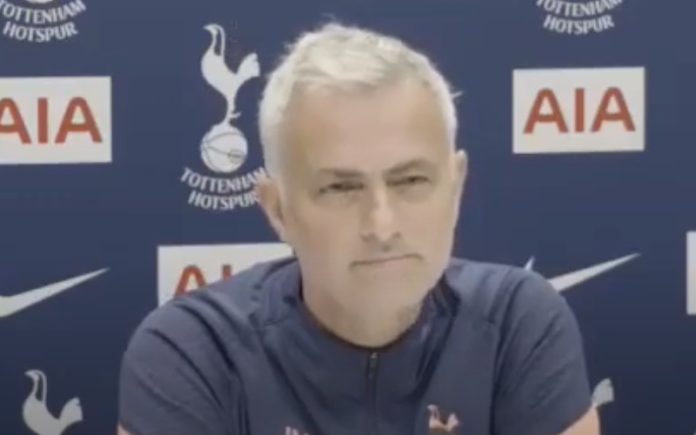 Mourinho fala sobre o facto de não ter sido mencionado na autobiografia de Wenger Mourinho fala sobre o facto de não ter sido mencionado na autobiografia de Wenger