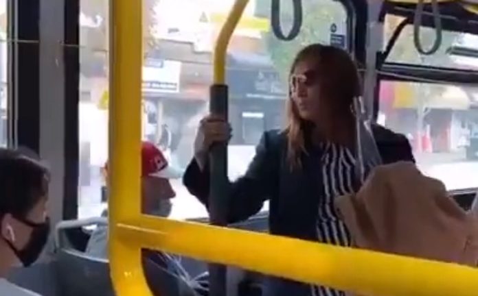 Mulher é atirada porta fora de autocarro depois de cuspir em passageiro Mulher é atirada porta fora de autocarro depois de cuspir em passageiro