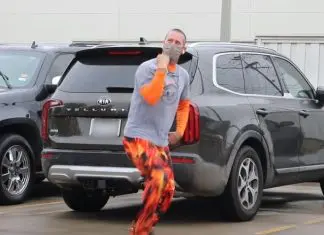 Pai dança no estacionamento do hospital para alegrar filho com cancro Pai dança no estacionamento do hospital para alegrar filho com cancro