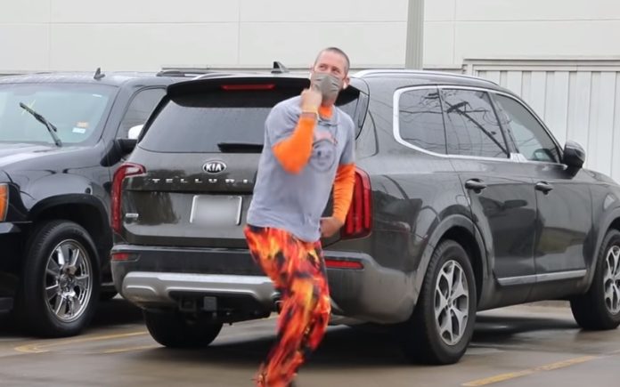 Pai dança no estacionamento do hospital para alegrar filho com cancro Pai dança no estacionamento do hospital para alegrar filho com cancro