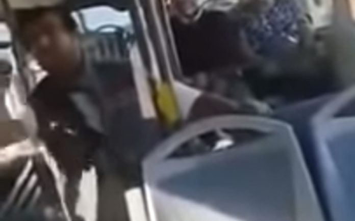 Passageiro ameaça motorista de autocarro com faca por o ter alertado para uso de máscara Passageiro ameaça motorista de autocarro com faca por o ter alertado para uso de máscara