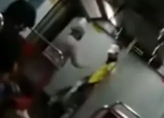 Passageiro do Metro de Lisboa passa-se com jovem que tinha música nas alturas Passageiro do Metro de Lisboa passa-se com jovem que tinha música nas alturas