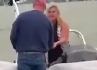 Pedido de casamento romântico acabou com noivo dentro de água Pedido de casamento romântico acabou com noivo dentro de água