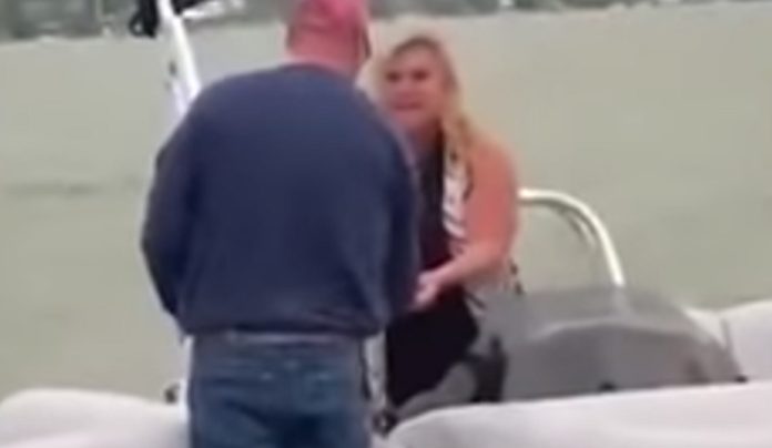 Pedido de casamento romântico acabou com noivo dentro de água Pedido de casamento romântico acabou com noivo dentro de água