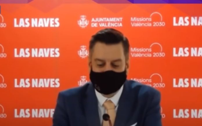 Político espanhol usa máscara para esconder que não sabia falar inglês