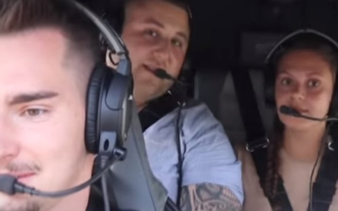 Portuguesa é apanhada em partida do namorado em helicóptero Portuguesa é apanhada em partida do namorado em helicóptero