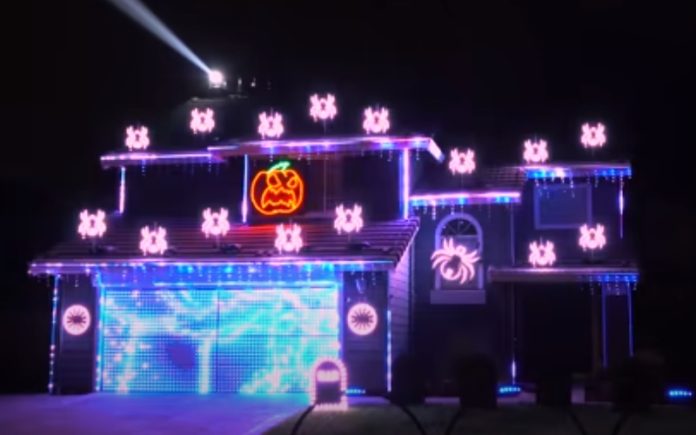 Rei dos espetáculos de iluminação em casa faz apresentação de Halloween Rei dos espetáculos de iluminação em casa faz apresentação de Halloween