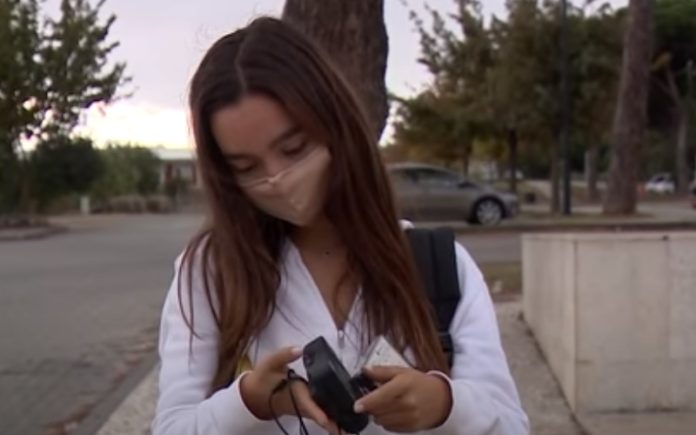 Reportagem da SIC mostra grande desafio de ouvir cassetes para os jovens