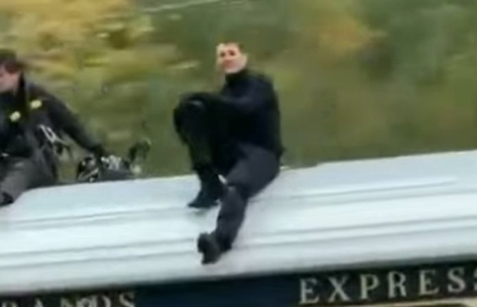 Tom Cruise descansa em cima de comboio em andamento, durante filmagens para Missão Impossível 7 Tom Cruise descansa em cima de comboio em andamento, durante filmagens para Missão Impossível 7