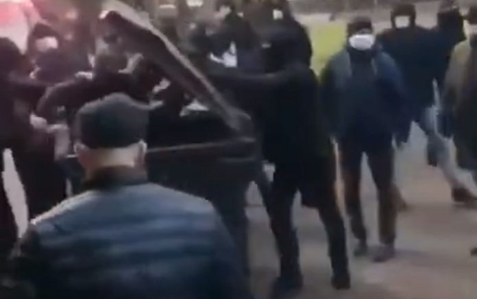 Adeptos ucranianos põem presidente de clube dentro de contentor do lixo