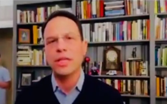 Adolescente interrompe entrevista do pai em direto e recua em slow motion Adolescente interrompe entrevista do pai em direto e recua em slow motion