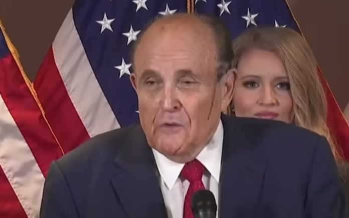 Advogado de Trump passa vergonha ao escorrer suor e tinta de cabelo Advogado de Trump passa vergonha ao escorrer suor e tinta de cabelo