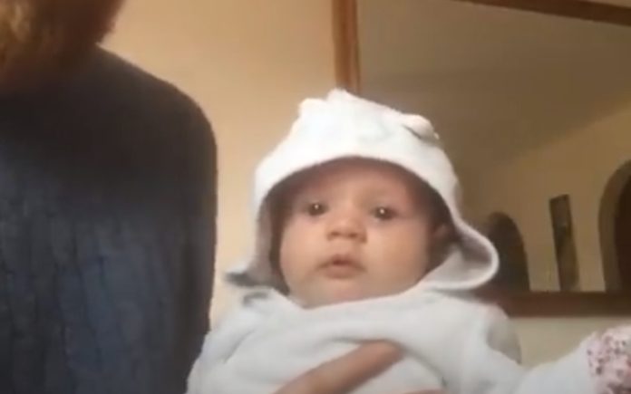 Bebé só pára de chorar quando o pai põe música dos Slipknot