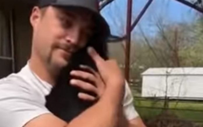 Cabrinhas bebés esperam pela sua vez para terem um abraço do seu humano favorito