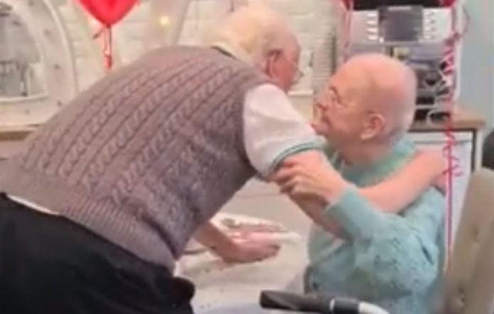 Casal reencontra-se 5 semanas depois de terem sido afastados por causa da pandemia Casal reencontra-se 5 semanas depois de terem sido afastados por causa da pandemia