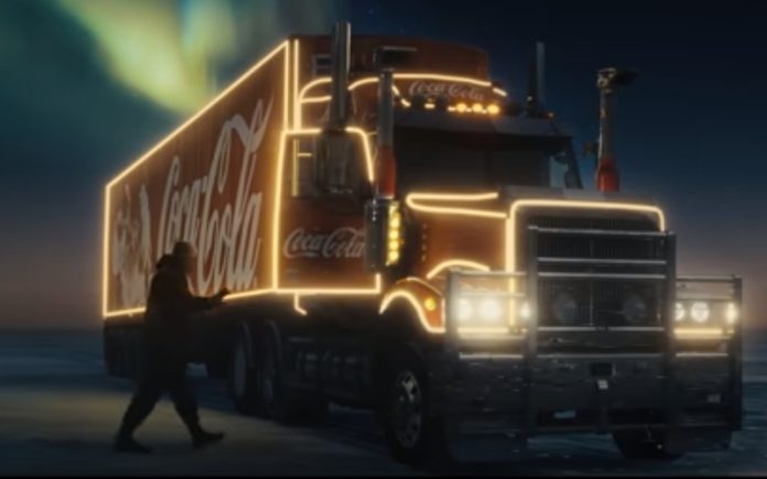 Coca-Cola faz vídeo de Natal antecipado celebrando os 100 anos de publicidade natalícia Coca-Cola faz vídeo de Natal antecipado celebrando os 100 anos de publicidade natalícia