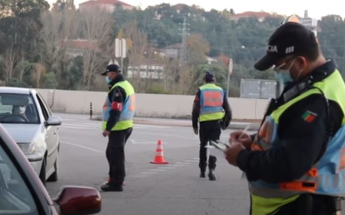 Condutor quase atropela polícias numa operação STOP em Coimbra Condutor quase atropela polícias numa operação STOP em Coimbra
