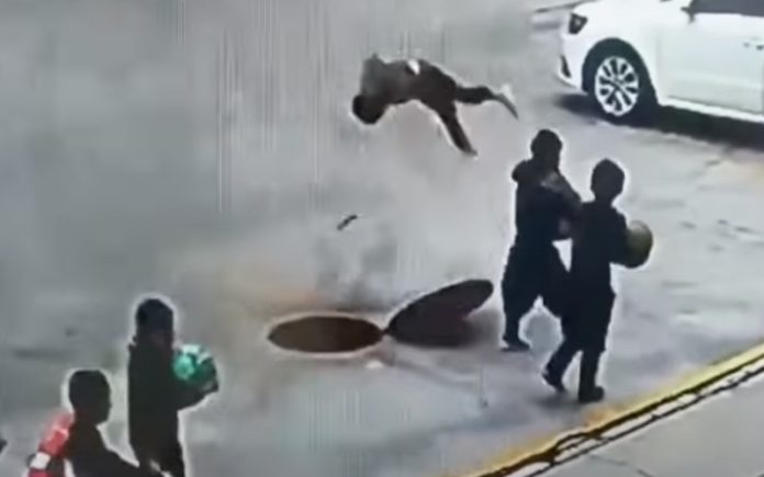 Criança é lançada pelos ares ao atirar bombinha para esgoto Criança é lançada pelos ares ao atirar bombinha para esgoto