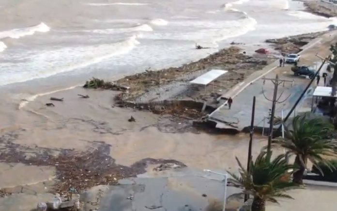 Drone capta imagens do caos na ilha de Creta depois de tempestade Drone capta imagens do caos na ilha de Creta depois de tempestade