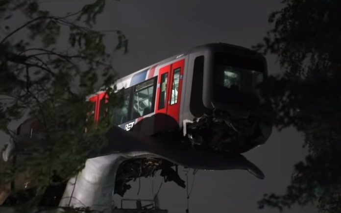 Escultura impede que carruagem de metro caia na Holanda Escultura impede que carruagem de metro caia na Holanda
