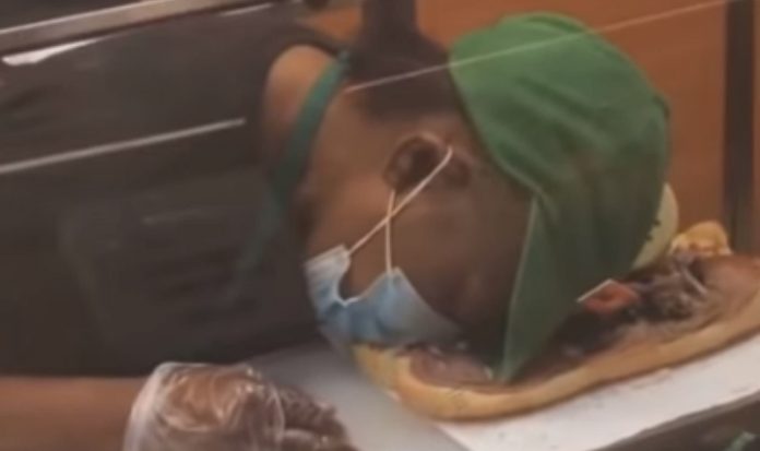 Funcionária de Subway adormece ao fazer uma sande para cliente Funcionária de Subway adormece ao fazer uma sande para cliente