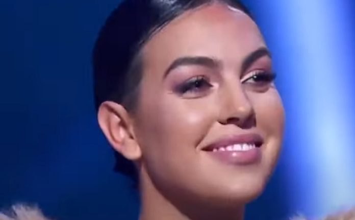 Georgina participa do “Mask Singer” em Espanha e deixa jurados de boca aberta