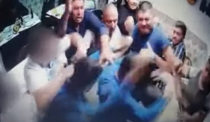 Grupo de 12 homens agride propietários de restaurante em Odivelas Grupo de 12 homens agride propietários de restaurante em Odivelas