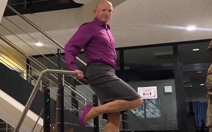 Homem casado e com filhos vai para o trabalho vestido de mulher Homem casado e com filhos vai para o trabalho vestido de mulher