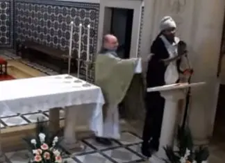 Homem interrompe missa em direto para mandar católicos saírem de África Homem interrompe missa em direto para mandar católicos saírem de África