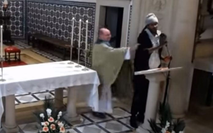 Homem interrompe missa em direto para mandar católicos saírem de África Homem interrompe missa em direto para mandar católicos saírem de África