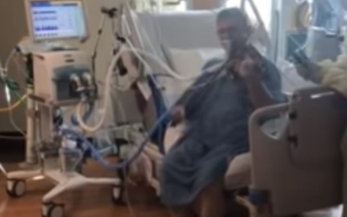 Homem intubado toca violino na unidade de cuidados intensivos