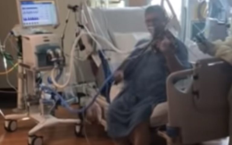 Homem intubado toca violino na unidade de cuidados intensivos