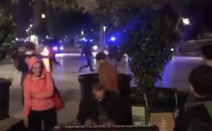 Homem toca piano calmamente no meio da rua durante protestos Homem toca piano calmamente no meio da rua durante protestos