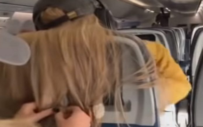 Jovem cola chicletes no cabelo de passageira no avião Jovem cola chicletes no cabelo de passageira no avião