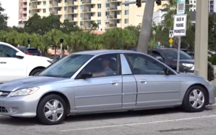 Jovem retira traseira do carro para evitar multas em parque de estacionamento Jovem retira traseira do carro para evitar multas em parque de estacionamento