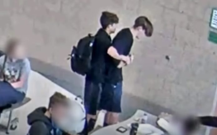 Jovem salvou colega que estava engasgado com manobra Heimlich Jovem salvou colega que estava engasgado com manobra Heimlich