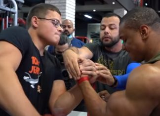 Jovem vence todos os duelos de braço de ferro contra bodybuilder