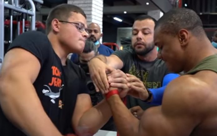 Jovem vence todos os duelos de braço de ferro contra bodybuilder Jovem vence todos os duelos de braço de ferro contra bodybuilder