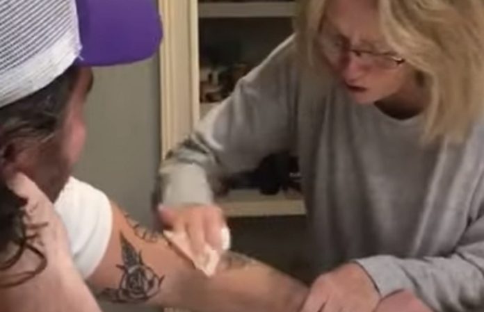 Mãe fica escandalizada ao perceber que filho fez outra tatuagem Mãe fica escandalizada ao perceber que filho fez outra tatuagem