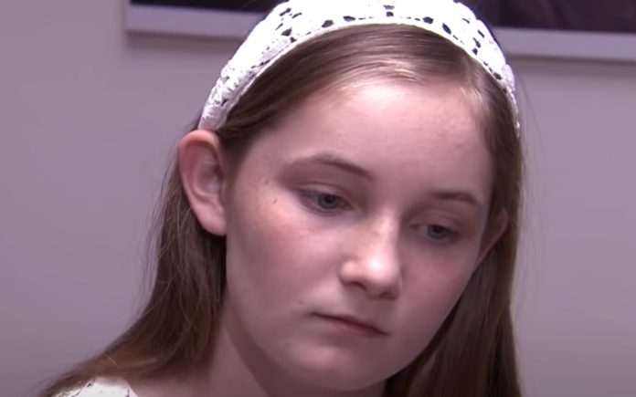 Menina de 12 anos improvisa música ao piano em 40 segundos com 4 notas escolhidas ao acaso Menina de 12 anos improvisa música ao piano em 40 segundos com 4 notas escolhidas ao acaso