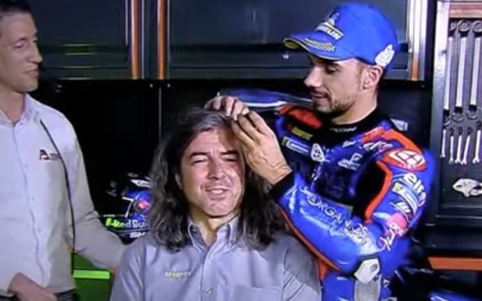 Miguel Oliveira rapa cabelo de comentador que prometeu fazê-lo em caso de vitória do português Miguel Oliveira rapa cabelo de comentador que prometeu fazê-lo em caso de vitória do português