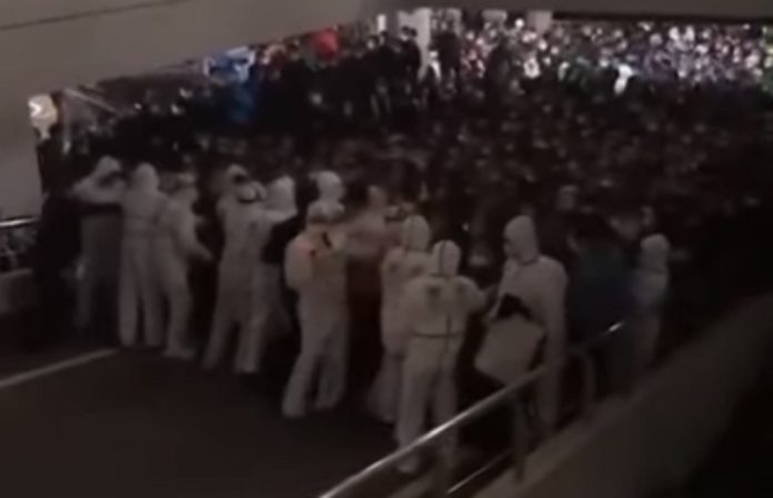 Milhares de pessoas foram isoladas em aeroporto de Pudong para testagem em massa Milhares de pessoas foram isoladas em aeroporto de Pudong para testagem em massa