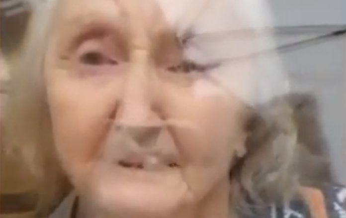 Mulher de 85 anos chora por não terem deixado abraçar a sua filha Mulher de 85 anos chora por não terem deixado abraçar a sua filha
