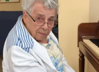 Mulher de 92 anos com demência começa a tocar assim que se senta ao piano